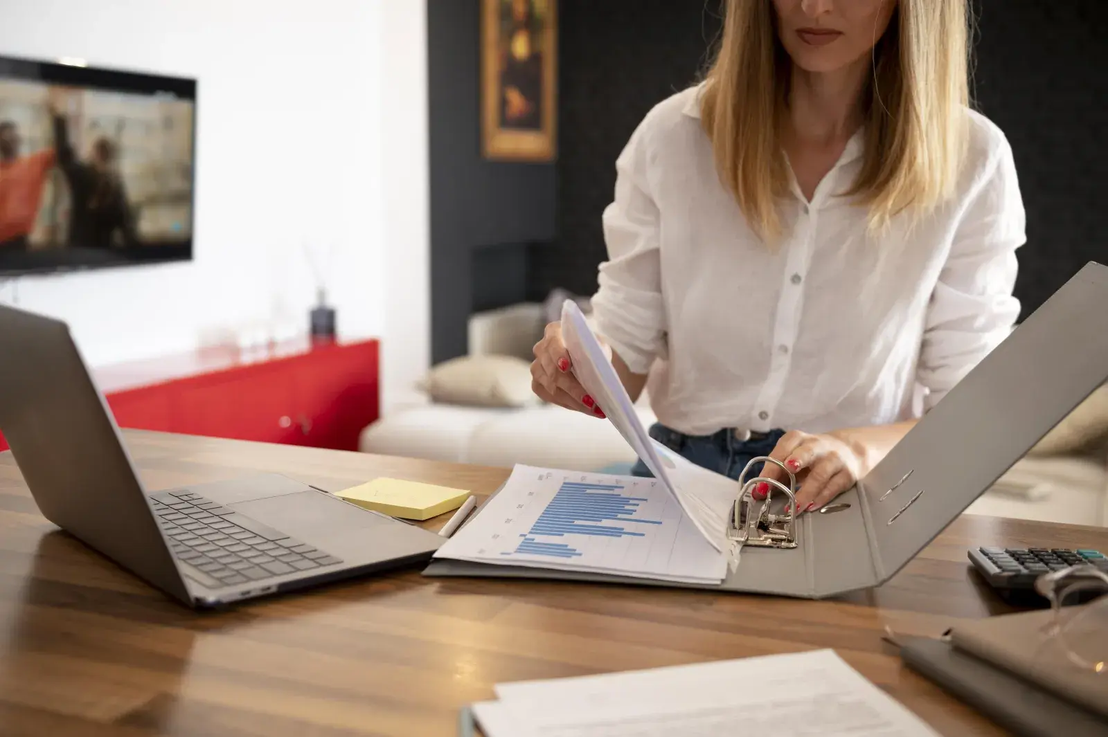 Documents comptables et calculatrice sur un bureau
